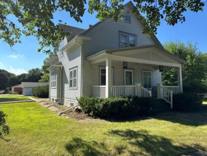 313 S Pearl St Menno, SD  Beautiful Colonnades!