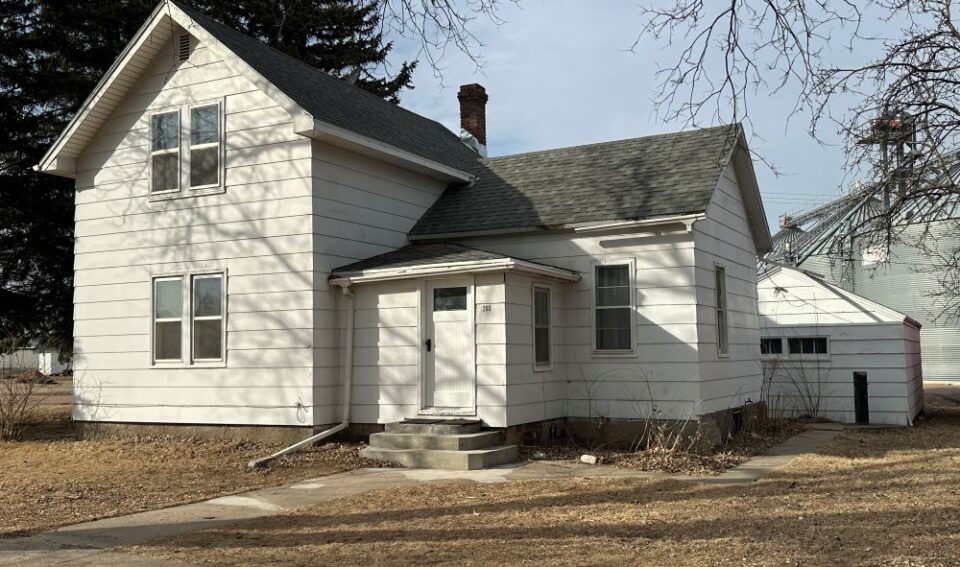 200 E 2nd St Freeman, SD  Remodeled 3 Bed Home