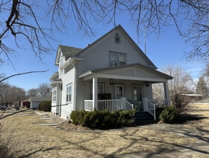 313 S Pearl St Menno, SD  Beautiful Colonnades!