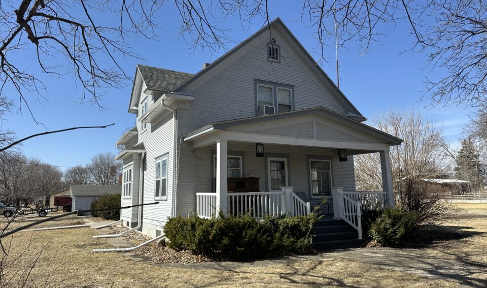 313 S Pearl St Menno, SD  Beautiful Colonnades!