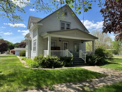 313 S Pearl St Menno, SD  Beautiful Colonnades!