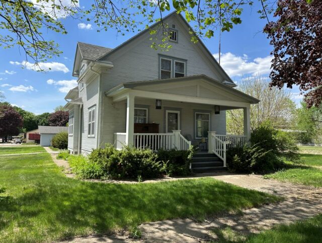 313 S Pearl St Menno, SD  Beautiful Colonnades!