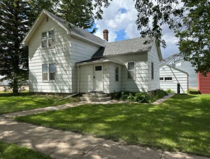 200 E 2nd St Freeman, SD  Remodeled 3 Bed Home