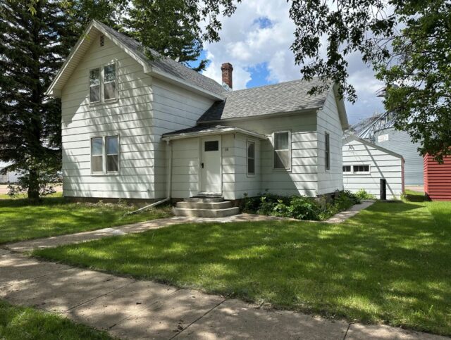 200 E 2nd St Freeman, SD  Remodeled 3 Bed Home