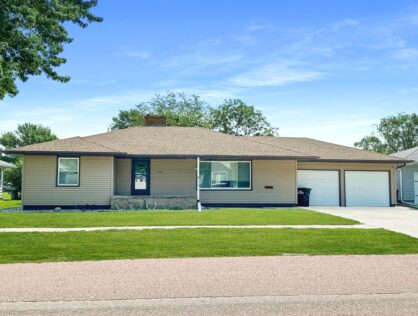 306 S East St Menno, SD  Garage Parking & Storage!