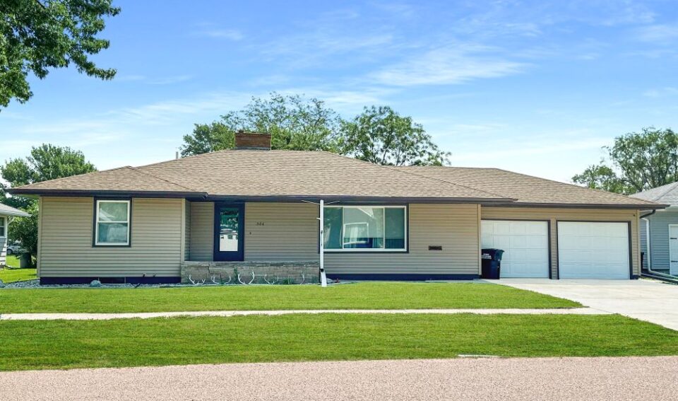306 S East St Menno, SD  Garage Parking & Storage!