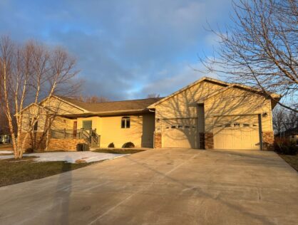 1020 S Dewald St Freeman, SD  Efficiency and Sunset Views!