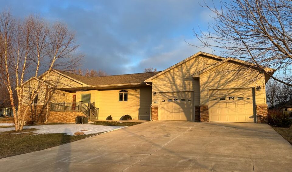 1020 S Dewald St Freeman, SD  Efficiency and Sunset Views!
