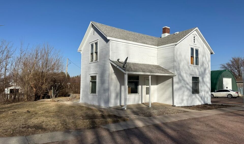 201 S High St Menno, SD  Covered Porch!