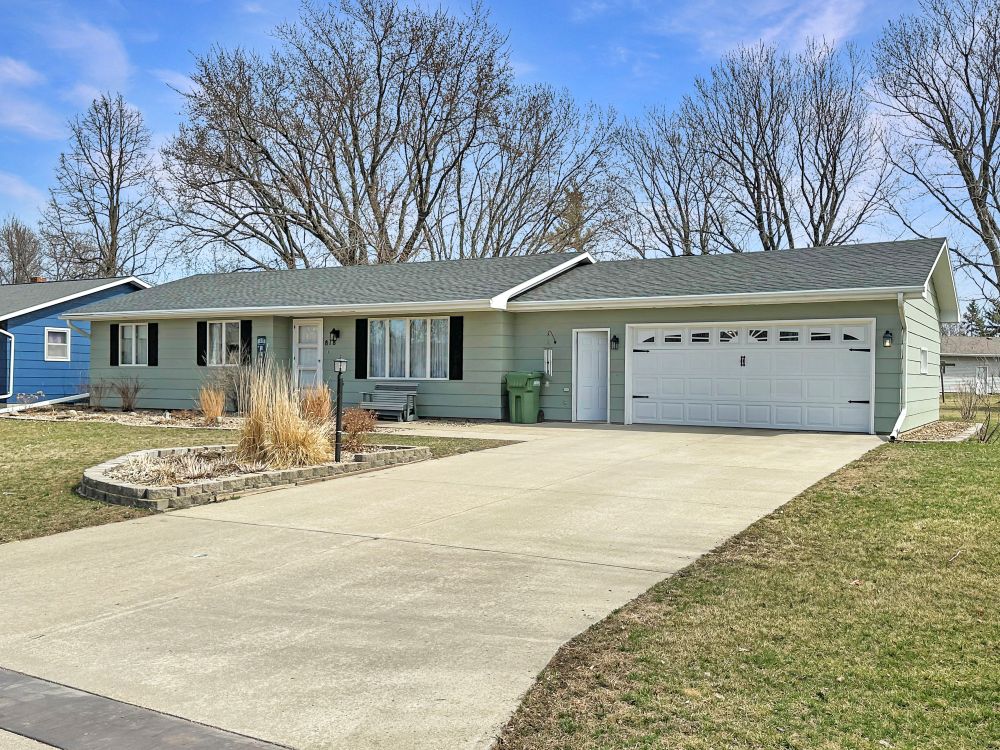 818 S Albert St Freeman, SD Welcome Home!