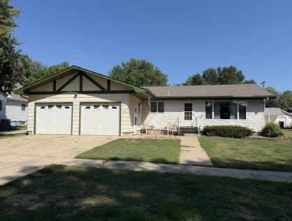 618 S Cherry St Freeman, SD  Heated Garage Space!