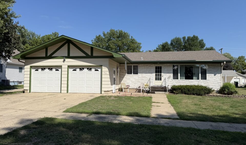 618 S Cherry St Freeman, SD  Heated Garage Space!