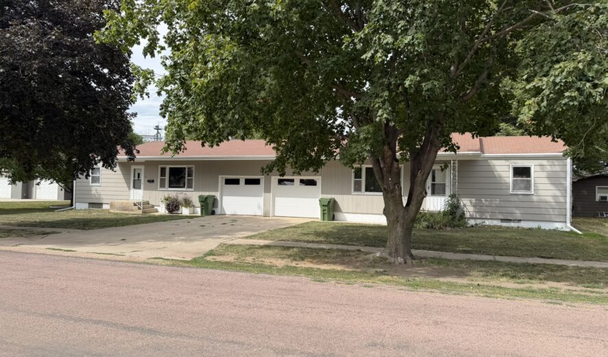 210 & 212 E 3rd St Freeman, SD Duplex